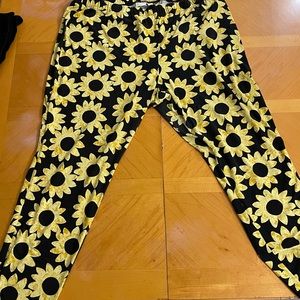 Catos yellow and black sunflower leggings in plus size womens